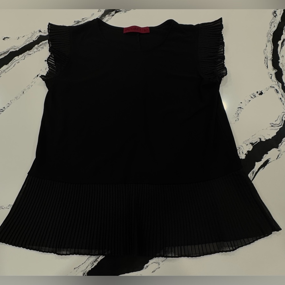 Love Scarlett Black Ruffled Sleeveless Top. Size Small. EUC